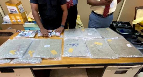 කුෂ් සහ හෂීස් තොගයක් සමග තිදෙනෙකු රේගු භාරයට..